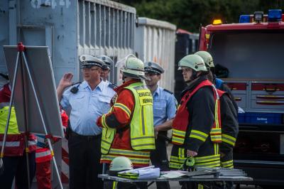 Benningen: Lagerhalle mit Muell in Vollbrand - Rauchsaeule weithin sichtbar